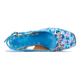 Vista detallada de sandalia slingback de pelo de poni floral con hebilla de metal dorada