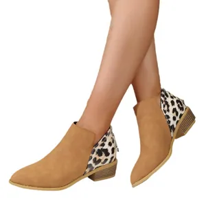 Modische Damen Stiefeletten mit Leopardenmuster-Patchwork, spitz zulaufend und flach.