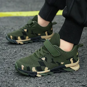Sneakers in rete mimetica traspirante per ragazzi, ideali per il campo estivo e corsa