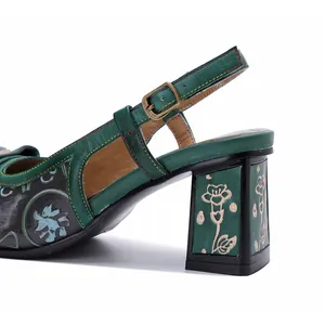 Détail de sandale en cuir vert faite main avec motifs floraux en relief sur talon