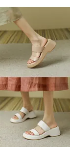 Vista detallada de sandalias de plataforma con cuña para mujer en colores crema y blanco.
