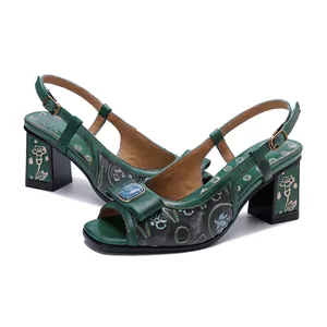 Détail de la gaufrage floral complexe sur des sandales en cuir à talons épais