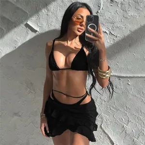 Ensemble bikini 3 pièces en dentelle noire avec mini-jupe à volants pour les vacances