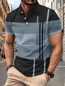 Casual herenpolo met korte mouwen en grijs streeppatroon op model