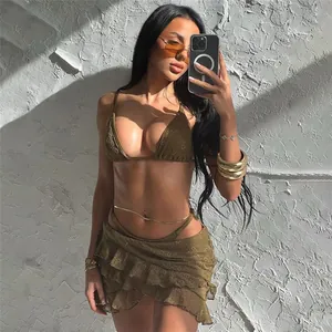 Mannequin portant un ensemble bikini trois pièces en dentelle marron avec jupe à volants