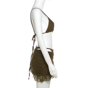 Vue latérale détaillée de l'ensemble 3 pièces soutien-gorge dentelle et minijupe.