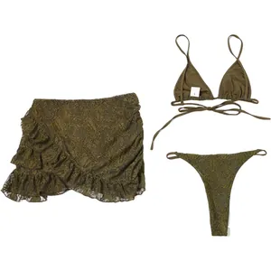 Vue détaillée à plat d'un ensemble bikini 3 pièces en dentelle vert olive avec jupe assortie