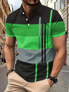 Detailopname van een herenpolo met groen en zwart geometrisch patroon