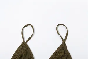 Gros plan détaillé montrant la texture de la dentelle et les bretelles d'un haut vert olive