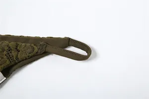Détail montrant les coutures fines et la bretelle d'un ensemble de lingerie en dentelle olive