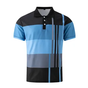 Gedetailleerd vooraanzicht van een heren poloshirt met blauwe en zwarte strepen.