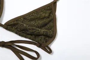 Vue macro détaillée montrant la texture complexe de la dentelle florale du haut de lingerie
