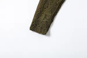 Gros plan sur les détails de la dentelle vert olive de haute qualité sur le tissu assorti