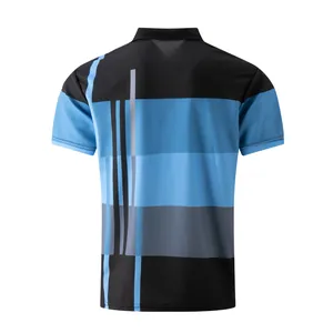 Achteraanzicht van heren poloshirt met geometrische blauwe en zwarte kleurvlakken