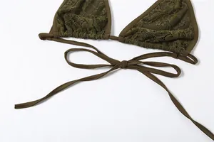 Gros plan détaillé du haut de bikini en dentelle vert olive avec bretelles nouées