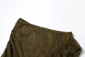 Gros plan sur les détails délicats de la dentelle florale vert olive d'une jupe