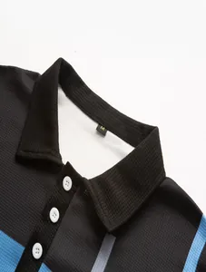 Detailopname van de kraag en witte knopen van een gestreept casual herenpoloshirt voor zomer