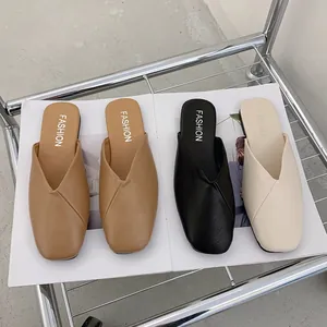 Eleganti sabot flat a punta in beige, nero e marrone con un raffinato design a V