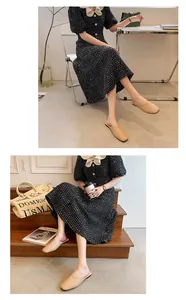 Mules beige a punta senza tacco abbinate a un vestito di tweed per look casual