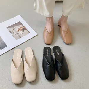 Vista dettagliata di sabot bassi a punta in pelle beige, cammello e nero