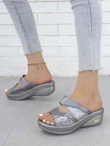 Eleganti sandali con zeppa argento con cinturini glitterati e suola platform donna