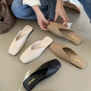 Sabot piatti a punta chiusa stile coreano 2025 in beige, bianco e nero moda