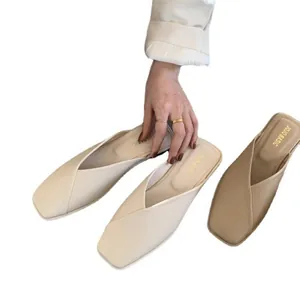 Eleganti sabot piatti da donna in colori minimalisti crema e marrone chiaro opaco