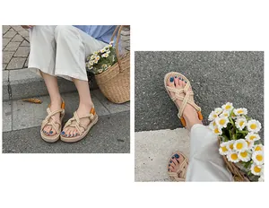 Nahaufnahme handgefertigter Römersandalen aus Hanfseil für Damen am Strand