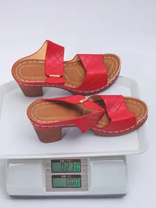 Vue détaillée de sandales rouges à talons épais pesant 0,230 kg sur une balance