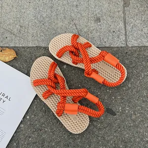 Χειροποίητα γυναικεία σανδάλια από πορτοκαλί σχοινί κάνναβης για την καλοκαιρινή παραλία.