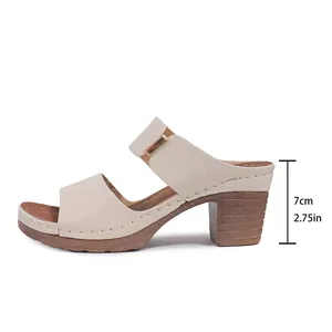 Détail montrant la hauteur du talon bloc de 7 cm sur ces sandales matelassées beige