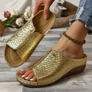 Gouden platform wedge sandalen met krokodillenprint en peep-toe ontwerp voor dames van PU