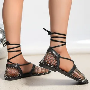 Schicke schwarze Netz-Sandalen mit funkelnden Strasssteinen und Knöchelriemen