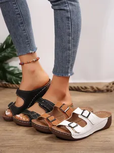 Detailansicht von Keilsandaletten für Damen in Schwarz, Braun und Weiß für den Sommer