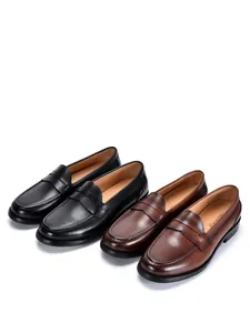 Vergelijkingsweergave van twee paar klassieke heren penny loafers van leer in zwart en bruin