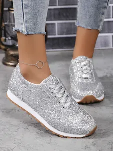 Gros plan détaillé des baskets à paillettes argentées pour femmes avec lacets