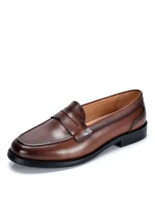 Close-up van een klassieke vintage bruin lederen penny loafer voor heren met premium afwerking