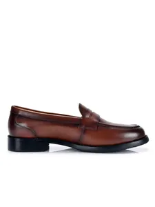 Zijprofiel detail van een klassieke vintage bruine leren loafer voor heren in Britse stijl