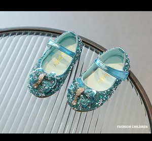 Vue détaillée des chaussures à paillettes turquoise pour filles avec nœud en strass