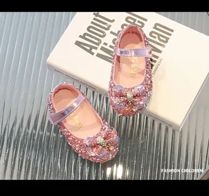 Vue détaillée de chaussures pailletées roses avec nœud strass et semelle de marque G BABY