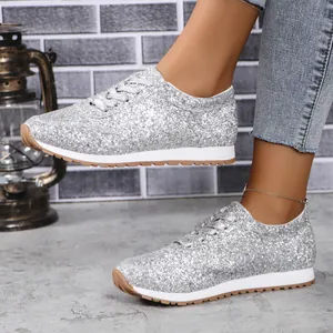 Κοντινό πλάνο μοντέρνων ασημί γκλίτερ sneakers με πλατφόρμα σε ρουστίκ σκηνικό