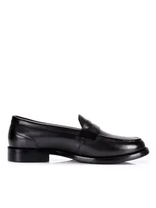 Professioneel zijprofiel van een klassieke zwarte leren loafer op een witte achtergrond