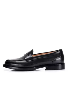 Gedetailleerd zijaanzicht van klassieke zwarte herenloafers van echt leer in vintage stijl