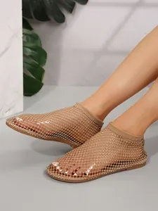 Vista detallada de sandalias planas de malla beige para mujer con pedrería brillante