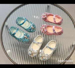 Détail de chaussures de danse pour filles avec nœud en strass en rose bleu et argenté