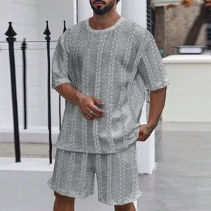 Detailansicht eines grauen Herren-Freizeitsets mit eleganter Zopfstrick-Jacquard-Struktur