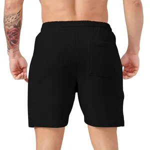 Vista posteriore dettagliata dei pantaloncini casual da uomo in velluto nero con tasca