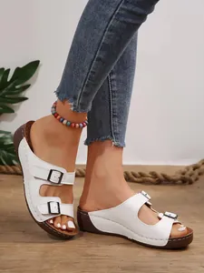 Detailaufnahme weißer Plateau-Sandalen für Damen mit zwei verstellbaren Schnallen