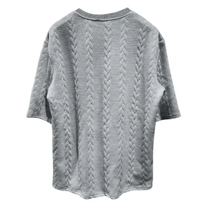 Rückansicht eines lässigen Herren-T-Shirts mit grauem Zopfmuster-Jacquard-Muster