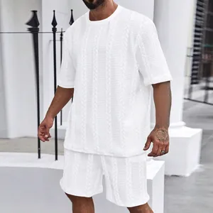Stilvolles weißes Strick-Set für Herren mit T-Shirt und Shorts für den Sommer-Freizeitlook.
